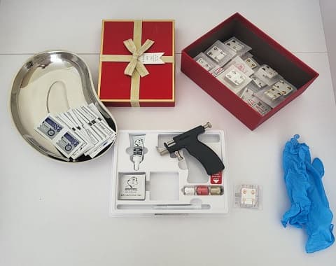 Пірсинг - прокол мочки вуха.